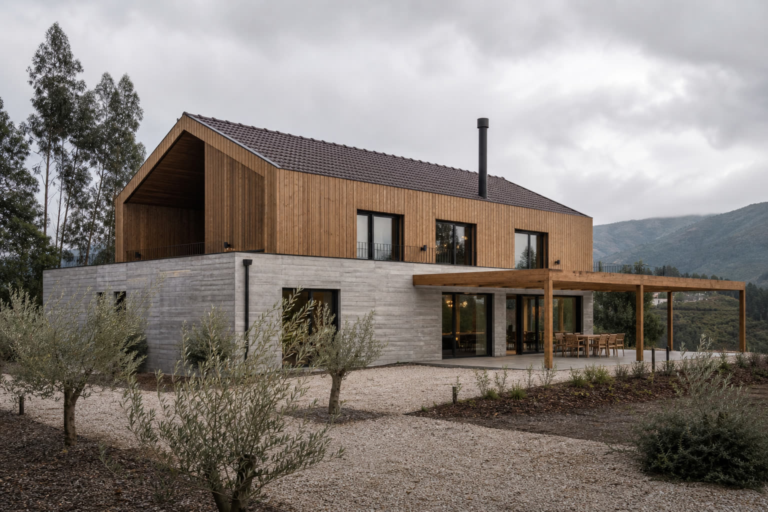 Moradia isolada em betão arquitectónico e revestimento de madeira, num lote rural.